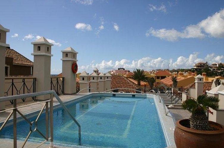 Zwembad met uitzicht op de daken bij Appartementen Las Mozas, gelegen in Valle Gran Rey, Canarische Eilanden, Spanje.