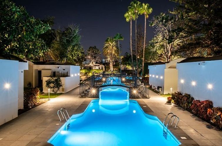 Ontspan 's avonds aan het zwembad bij Bungalows Cordial Biarritz, gelegen in het prachtige Playa del Ingles, Spanje.