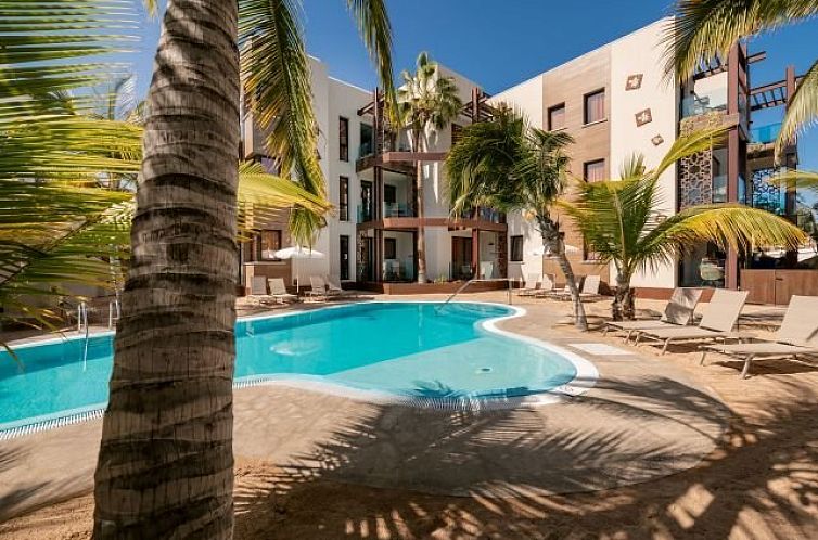 Geniessen Sie den tropischen Pool der Apartments Alhambra Boutique in Playa del Ingles, Kanarische Inseln.