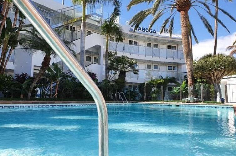 Ontspan bij het zwembad van Appartementen Taboga, gelegen in het zonnige Playa del Ingles, Canarische Eilanden.