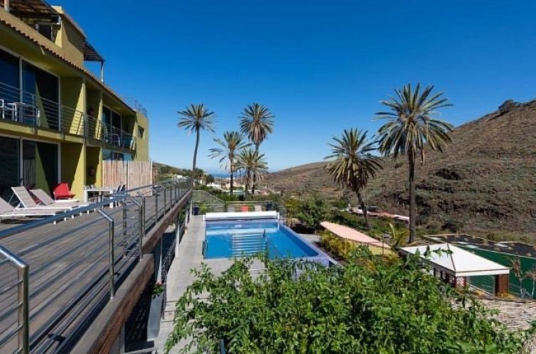 Geniet van het prachtige uitzicht vanaf Appartementen Finca Oasis in Telde, Spanje, met een zwembad en omringende natuur.