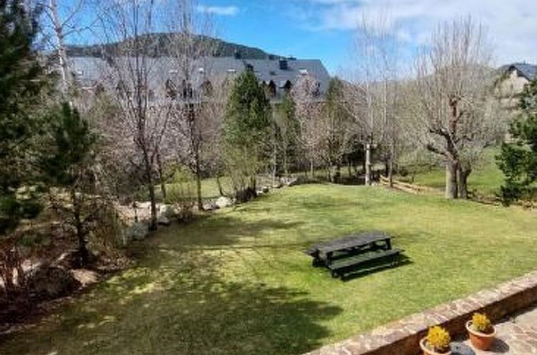 Appartement Geräumige Wohnung mit Garten und Schwimmbad Her