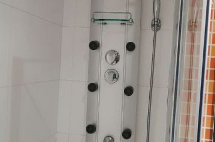 Appartement Geräumige Wohnung mit Garten und Schwimmbad Her