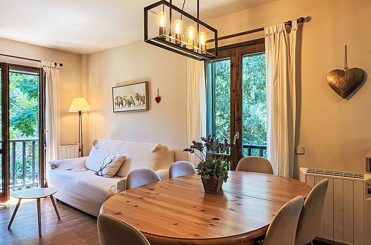 Appartement Geräumige Wohnung mit Garten und Schwimmbad Her