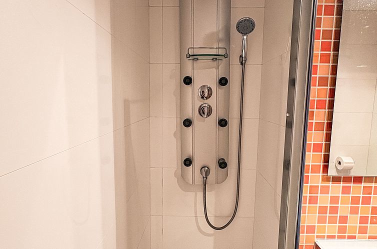 Appartement Geräumige Wohnung mit Garten und Schwimmbad Her