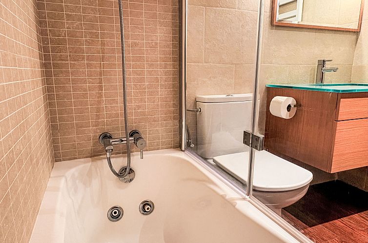 Appartement Geräumige Wohnung mit Garten und Schwimmbad Her