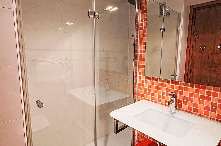 Appartement Geräumige Wohnung mit Garten und Schwimmbad Her
