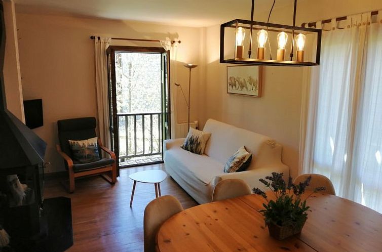 Appartement Geräumige Wohnung mit Garten und Schwimmbad Her