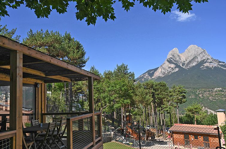 Terrasse des Bungalows Family Wood in Saldes, Katalonien, mit herrlicher Berglandschaft.