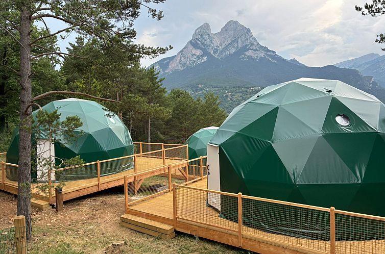 Einzigartige Domo Family Safarizelte in Saldes, Katalonien, mit atemberaubendem Blick auf die Berge der Pyrenaeen.