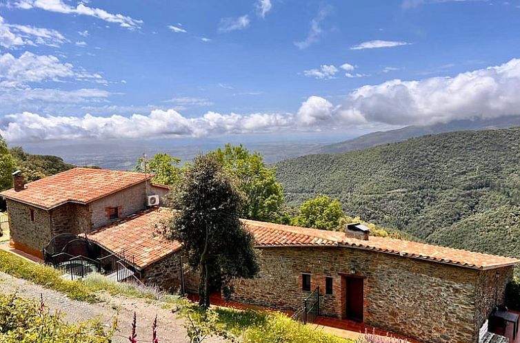 Entdecken Sie den rustikalen Charme des Ferienhauses in FOGARS DE MONTCLUS, das in der wunderschoenen Landschaft der Pyrenaeen in Katalonien, Spanien, liegt.