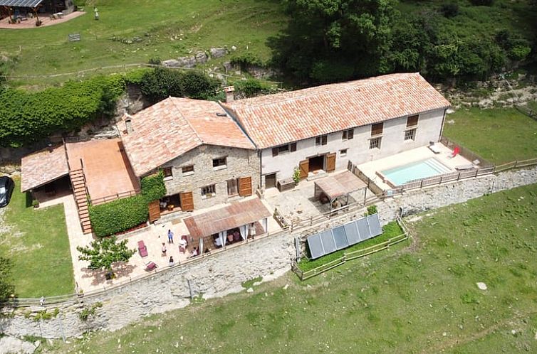 Geniet van de serene omgeving van Vakantiehuisje in Vallfogona de Ripolles, gelegen in de groene heuvels van de Pyreneeen, Catalonie.