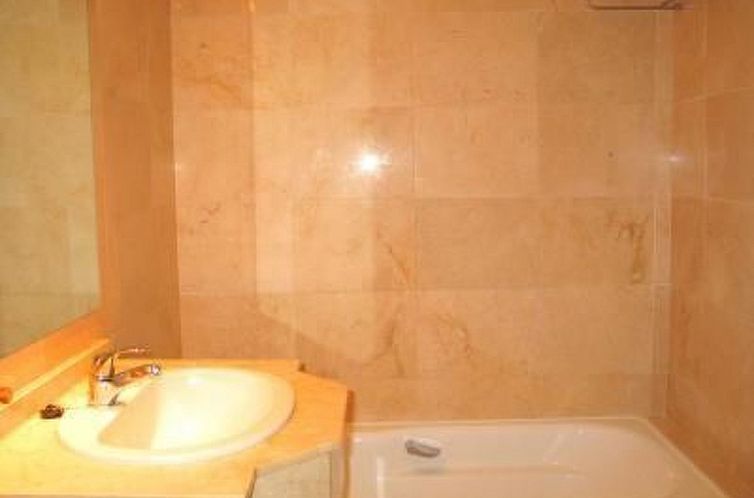 Appartement mit Terrasse, Pool und Garten