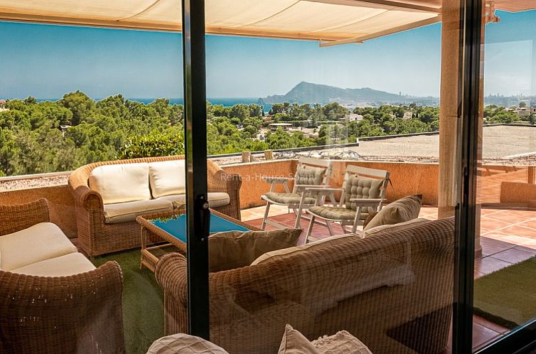 Geniet van het uitzicht op zee vanaf het terras van Ref 102) Skyline van Benidorm appartement in Altea, Spanje.