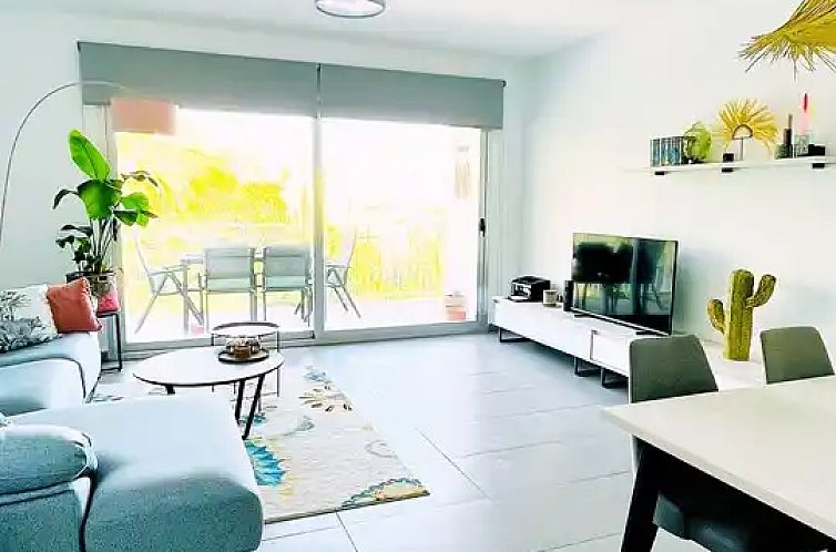 Licht ruim appartement met zeezicht