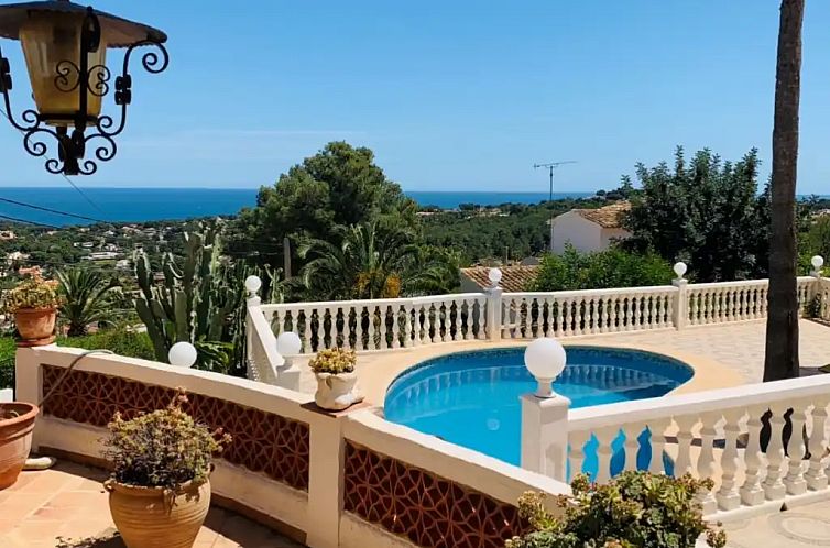 Gran Villa Beniarres met zeezicht