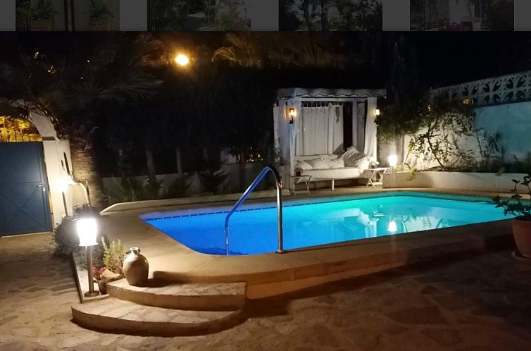 Entspannen Sie sich unter den Sternen am beleuchteten Pool der Villa Cesar, einem luxurioesen Ferienhaus in La Nucia, Costa Blanca.