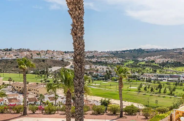 Ruime woning aan golfbaan