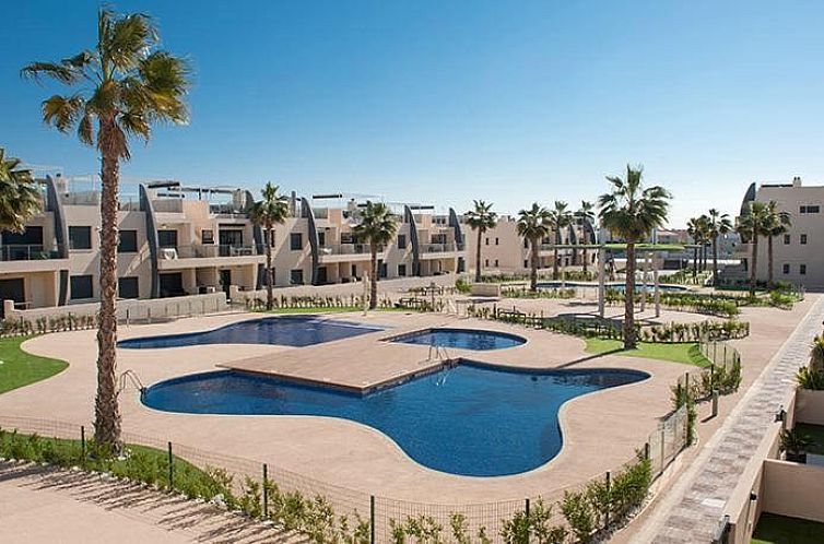 Entspannen Sie sich am Pool der Playa Elisa Bay, einer schoenen Wohnung in Torre de la Horadada, Costa Blanca.