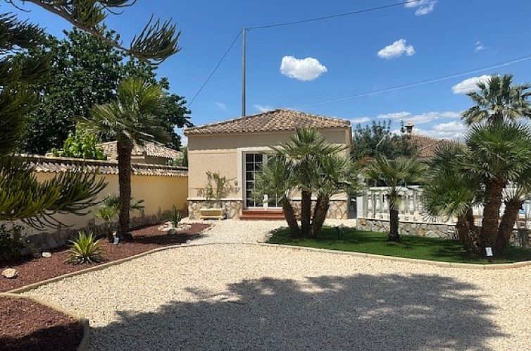 Innenraum von Casita Rena in Orihuela, Costa Blanca, Spanien, mit einer einladenden Sitzecke und Kueche fuer einen entspannten Urlaub.