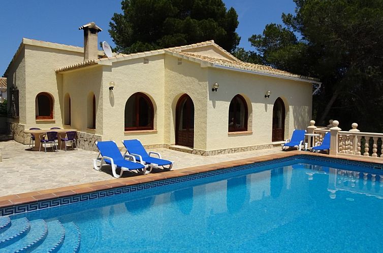 Ontspan bij Vista Brillante, een vakantieverblijf in Javea, Costa Blanca, met een uitnodigend zwembad en charmant terras.