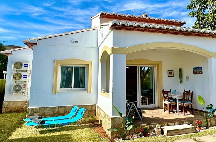 Entspannen Sie sich auf der Veranda von Casa Can Salinas, einem schoenen Ferienhaus in Beniarbeig, Costa Blanca, Spanien.