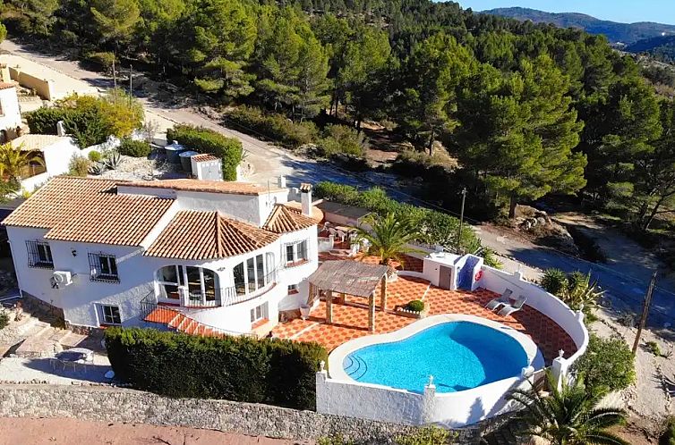 Vakantiehuis Casa Blanca Jalon met prachtig zwembad en groene omgeving in Jalon, Costa Blanca.