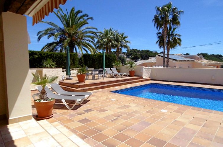 Geniessen Sie den Pool und die sonnige Terrasse von Casa Ronald, einem luxurioesen Ferienhaus in Moriara an der Costa Blanca mit atemberaubender Aussicht.