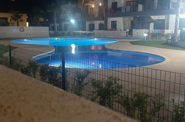 Der stimmungsvolle Pool von Casa Elisa bei Nacht, im sonnigen Mil Palmeras, Costa Blanca, Spanien.