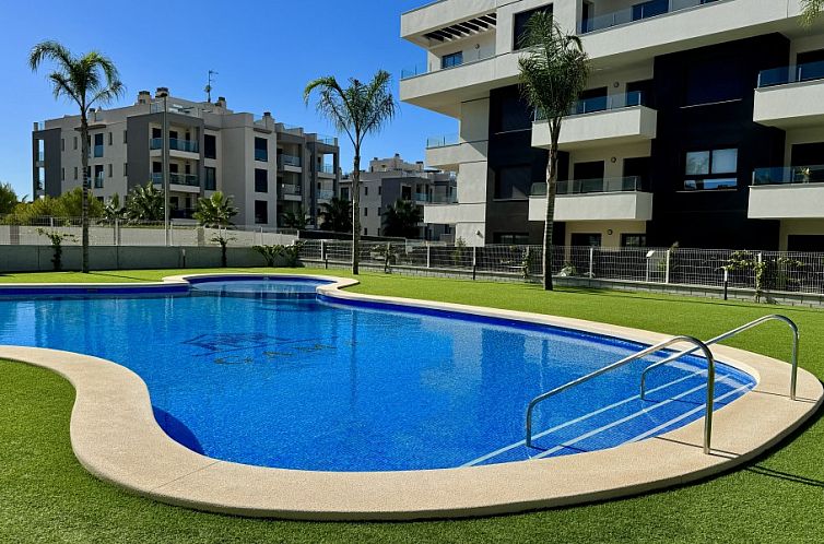 Ontspan bij het zwembad van het Vamos Valentino Golf 33 appartement in Villamartin Golf, Costa Blanca.