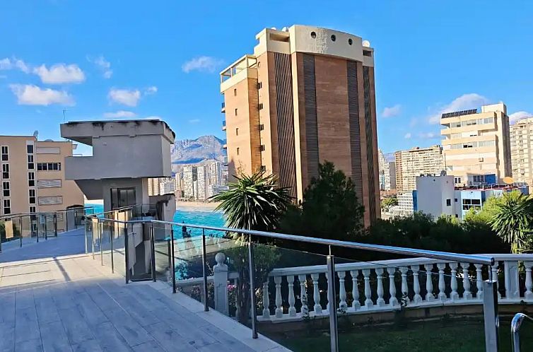 Modern appartement met zwembad en zeezicht