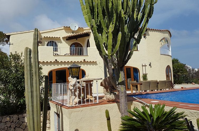 Ferienhaus Casa Peguche in Benitachell, Costa Blanca, Spanien mit einer schoenen Terrasse und Schwimmbad in einer gruenen Umgebung.