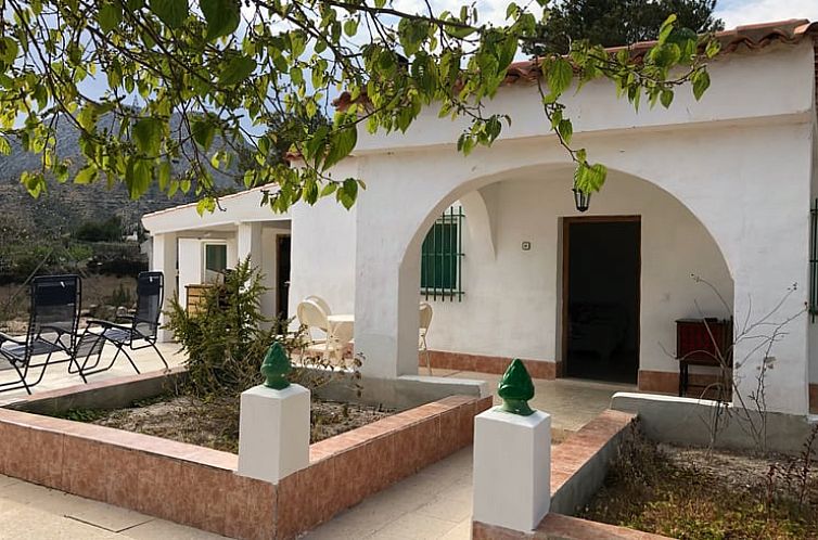 Entspannen Sie sich auf der Veranda des Cottage in Aiguees, einem idyllischen Ferienhaus in Aiguees, Costa Blanca, Spanien, umgeben von Natur.