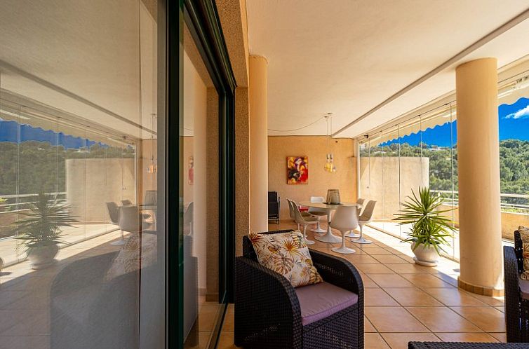 Entspannen Sie sich auf der Veranda der Luxuswohnung Altea La Nova in Altea la Vella, Costa Blanca, umgeben von Gruen und Ruhe.
