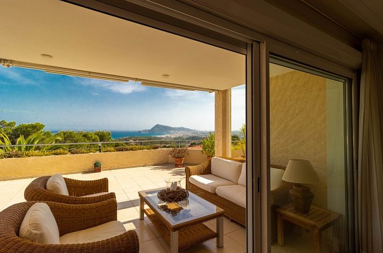 Entspannen Sie sich auf der geraeumigen Veranda von Ref 151, mit atemberaubendem Meerblick in Altea la Vella, Costa Blanca, Spanien.