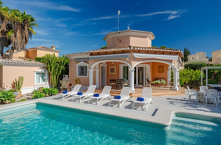 Entspannen Sie sich am Pool der Villa Ambar, einem charmanten Ferienhaus in Calpe, Costa Blanca, umgeben von ueppiger Natur.