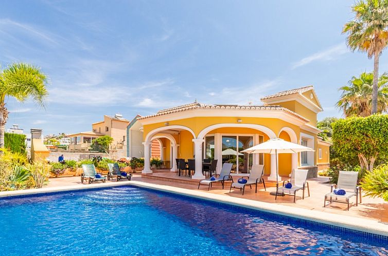 Ferienhaus Villa Casanova in Calpe, Spanien, mit einem einladenden Pool und einer sonnigen Terrasse.
