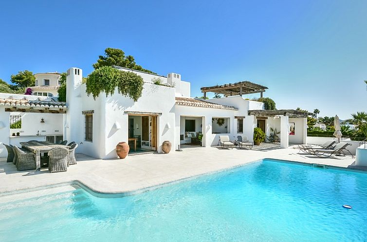 Entspannen Sie sich am Pool der VILLA HERINA, einem schoenen Ferienhaus in Moraira, Costa Blanca, Spanien.