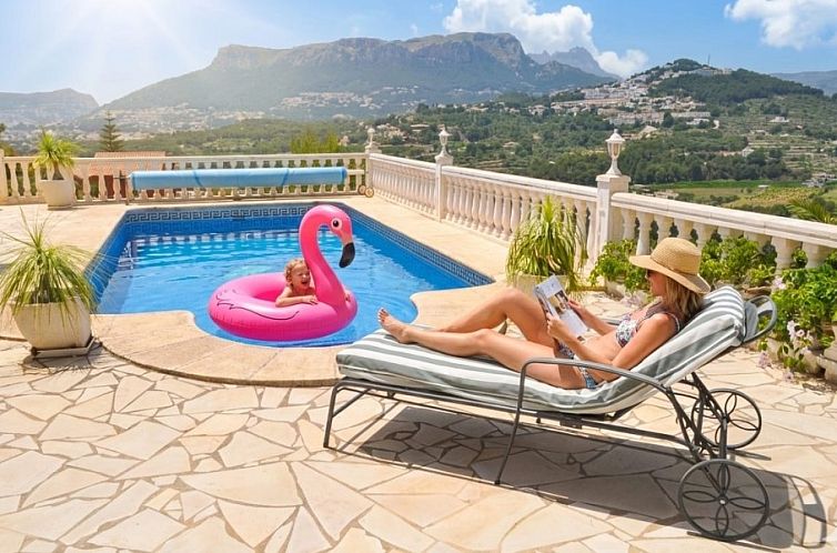 Entdecken Sie die ruhige Aussicht von Casa Emrosi, einem Ferienhaus in Calpe, Costa Blanca, umgeben von Natur und Bergen.