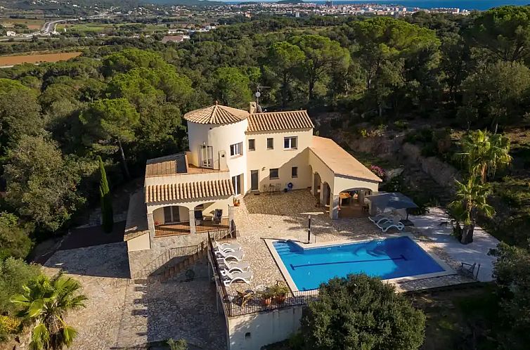Prachtig gelegen Casa Nueva in Calonge, Costa Brava, met terras en zwembad, omringd door bosrijke omgeving.