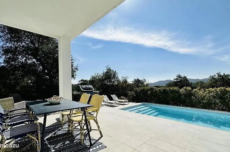 Nieuwe villa met privé zwembad