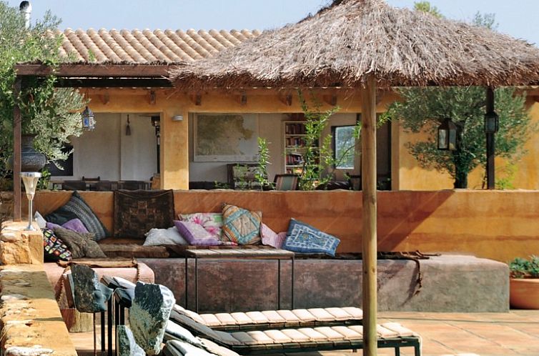 Enjoy the peace and quiet on the veranda of Can Lluis - La Cistella, an idyllic vacation home in Cistella, Costa Brava.