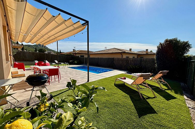 Vakantiehuis Lichtdurchflutete Ferienvilla mit Pool