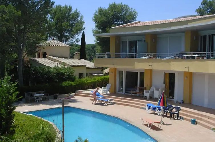 Palacio bungalow in L'Estartit, Costa Brava biedt een serene omgeving met zwembad en terras voor ultiem vakantiegenot.