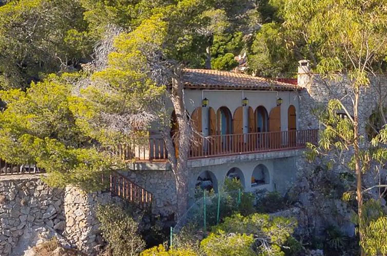 Geniet van de serene natuur rondom het unieke vakantiehuis met zeezicht in L'Estartit, Costa Brava, een perfecte ontsnapping.