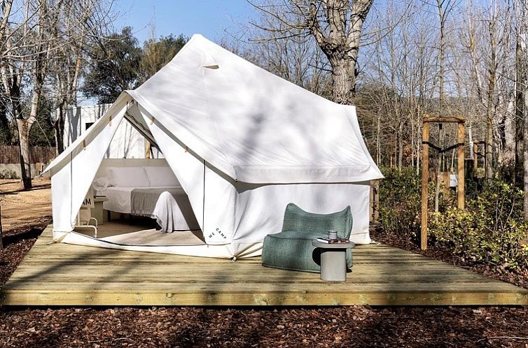Erleben Sie Komfort im Bell Tent Plus, einer Glamping-Lodge in Santa Cristina d'Aro an der Costa Brava mit einer einladenden Terrasse und einer ruhigen Umgebung.