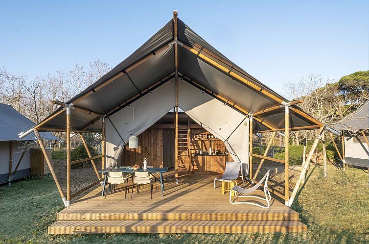 Geniessen Sie die Terrasse der Lodge Family Duplex, einer stimmungsvollen Glamping-Lodge in Santa Cristina d'Aro an der Costa Brava in Spanien.
