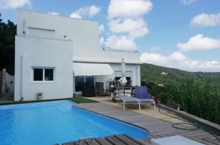 Ontspan aan het zwembad van El Carrilet, een vakantiehuis in Santa Cristina d'Aro, Costa Brava.