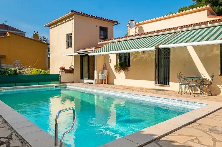 Ontspan aan het zwembad van Casa Brigitte Sc33, een charmant vakantiehuis in Pals, Costa Brava.