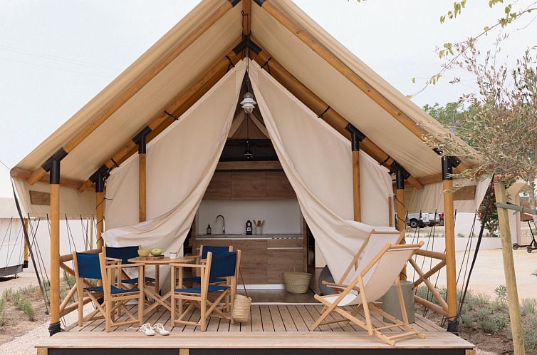 Entspannen Sie sich in der Glamping Family Plus Lodge in Cadaques an der Costa Brava in Spanien mit einer charmanten Veranda und natuerlicher Umgebung.